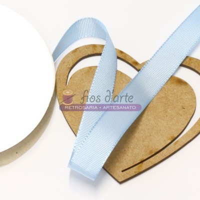 Etiqueta de madeira em forma de coração com fita azul