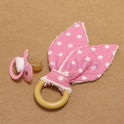 Chupeta rosa e argola de madeira com tecido cor-de-rosa com estrelas brancas