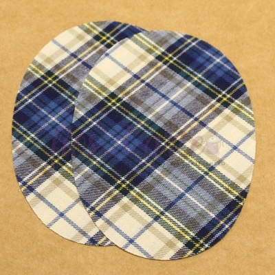 Cotoveleiras xadrez azuis sobre superfície castanha