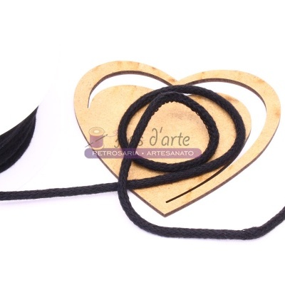 Cordão preto com forma de coração em madeira clara e etiqueta d'arte PETROSARIA ARTESANATO