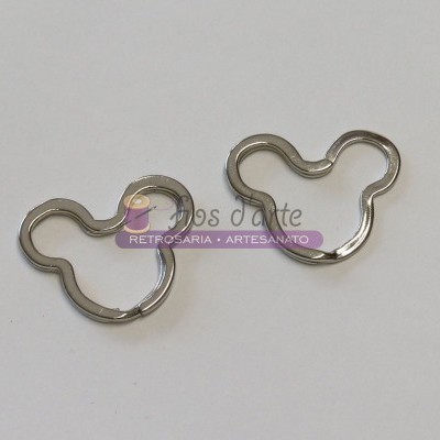 Duas argolas metálicas prateadas em formato de Mickey Mouse sobre fundo branco com logo