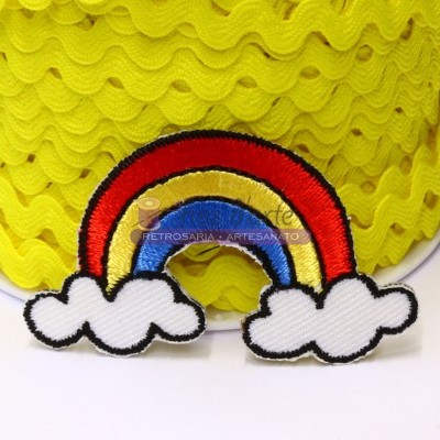 Aplicação bordada arco-íris colorida com nuvens em fita amarela ondulada