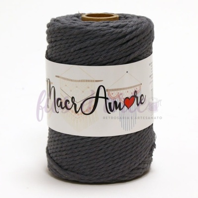 Rolo de fio cinza escuro com etiqueta MacrAmore