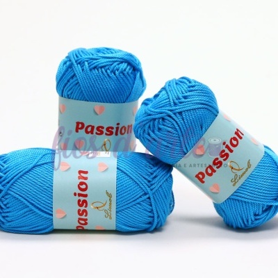 Três novelos de lã azul com etiquetas 'Passion' sobre fundo branco.