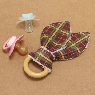 Chocalho de bebé de madeira com tecido xadrez e duas chupetas de silicone rosa e azul