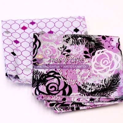 Tecidos dobrados lilás com padrões florais e geométricos