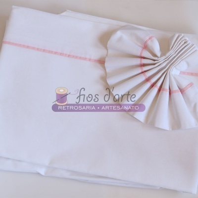 Lençol branco em algodão com linhas cor-de-rosa e flor franzida rosa