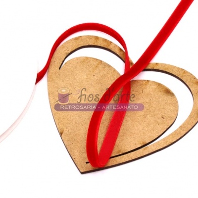 Coração em cartão com fitas de cetim vermelha e branca