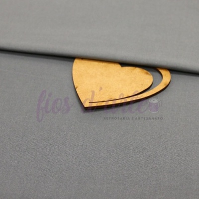 Tecido cinzento liso com coração de madeira em cima