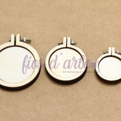 Três bastidores de bordado em madeira de diferentes tamanhos