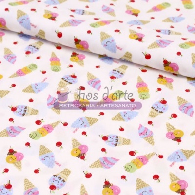 Tecido branco com padrão de gelados em cones coloridos e cerejas vermelhas