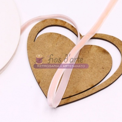 Dois corações em madeira fina com fita rosa em fundo branco