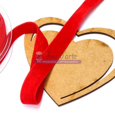 Fita de veludo vermelha, etiqueta translúcida e coração de cartão com texto