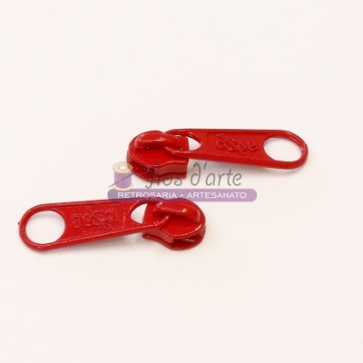 dois puxadores de fecho éclair vermelhos de metal