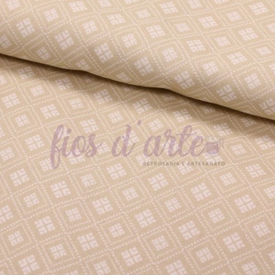 Tecido bege com padrão geométrico branco e texto fios d'arte ARTESANATO E ARTESANATO no centro