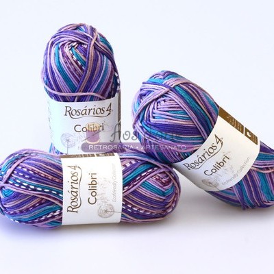 Novelos de lã multicoloridos Rosários4 Colibri sobre fundo branco