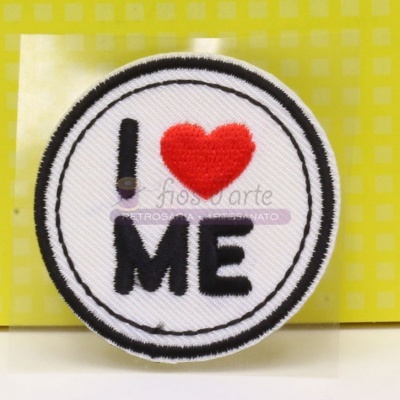 Patch bordado redondo branco com texto I ME e coração vermelho
