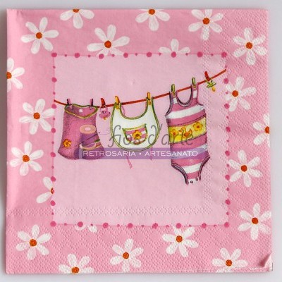 Guardanapo rosa com flores brancas e ilustração de roupa de bebé pendurada