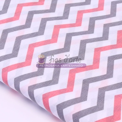 Tecido com padrão geométrico nas cores cinza, vermelho e branco com etiqueta Fios d'arte.