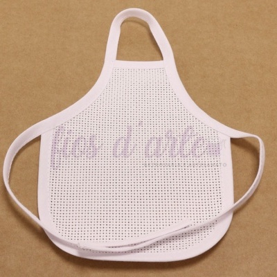 Avental branco com textura perfurada e fita para amarrar em fundo castanho