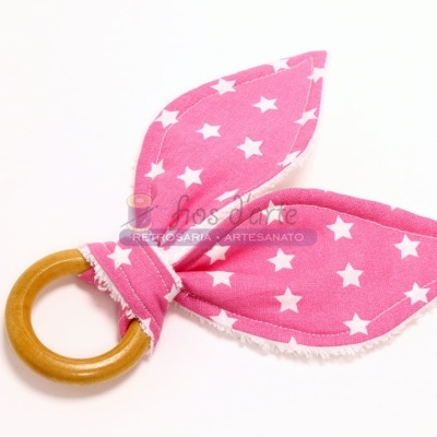 Chocalho para bebé com argola de madeira e tecido cor-de-rosa com estrelas brancas