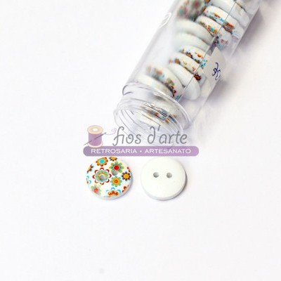 Botões redondos brancos e com padrão floral dentro de frasco de plástico