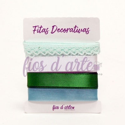 Três fitas decorativas em cartão branco, azul clara de renda, verde cetim, azul transparente