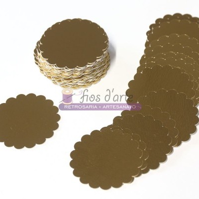 Círculos de cartão dourado scallop sobre superfície branca com selo 'Fios d'ar'