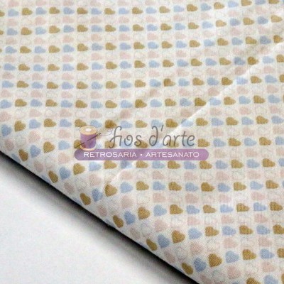 tecido branco com padrão de pequenos corações azuis, bege e castanhos
