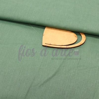 Tecido verde esmeralda com prenda de madeira clara e texto 'fios d' alice ARTESANATO ARTESANAL'