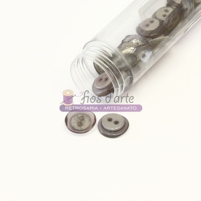 Frasco transparente com botões cinza e bege e texto 'fios d arte RETROSARIA · ARTESANATO'