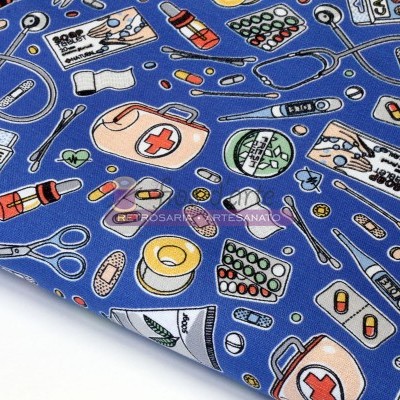 Tecido azul com padrão médico colorido com desenhos de instrumentos de saúde