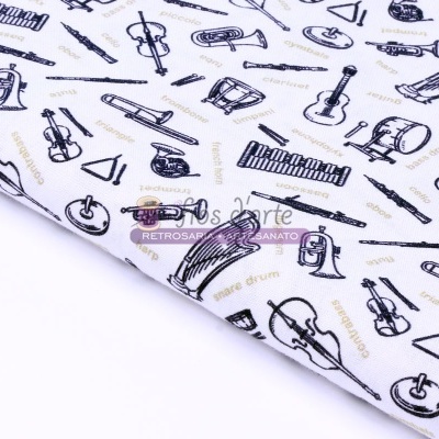 Tecido branco com instrumentos musicais desenhados em preto e dourado