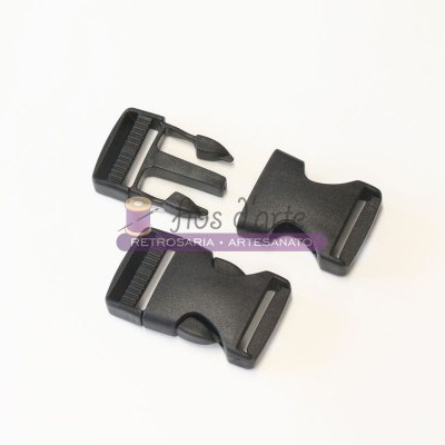 Três fivelas de plástico preto em fundo branco com etiqueta Artes d'arte