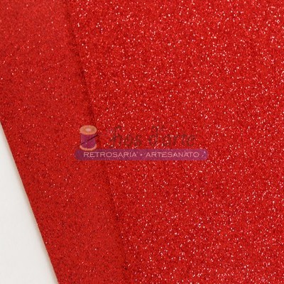 Tecido vermelho brilhante com textura glitter e etiqueta com texto em fundo branco