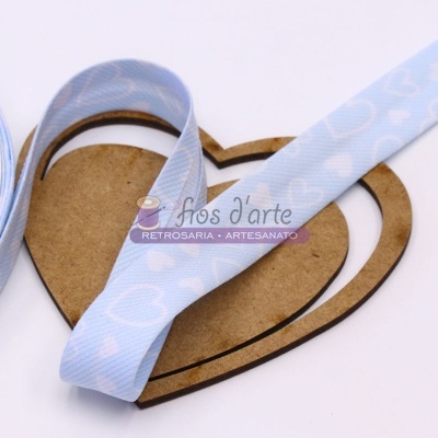 Fita azul clara com corações brancos sobre suporte de madeira em forma de coração