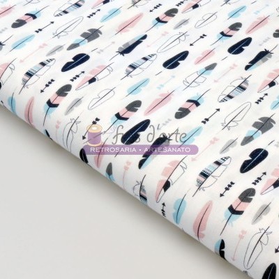 Tecido branco com padrão abstrato em azul, rosa, preto e cinza