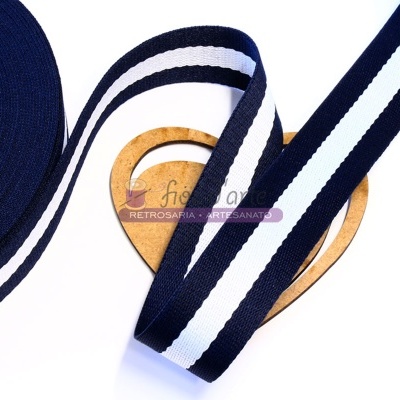 Fita elástica azul escura com riscas brancas sobre suporte de madeira em forma de coração