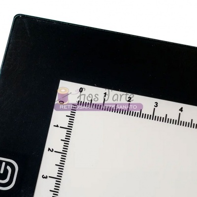 régua flexível transparente com marcações em centímetros e milímetros com etiqueta e fundo preto