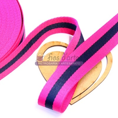 Fita têxtil rosa e preta sobre base de madeira em forma de coração