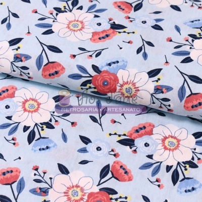 Tecido floral azul claro com desenho colorido de flores grandes e pequenas