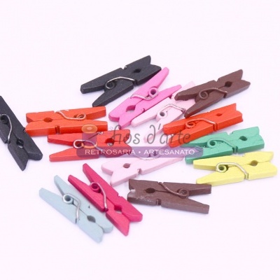 12 mini molas de madeira coloridas sobre fundo branco