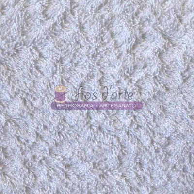 Tecido branco felpudo com padrão de losangos e etiqueta colorida