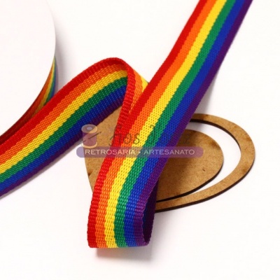 Fita decorativa arco-íris enrolada em rolo e base de madeira em formato de coração