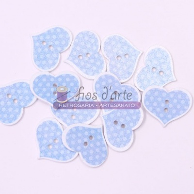 Botões de madeira azul claro com padrão de bolinhas brancas em forma de coração