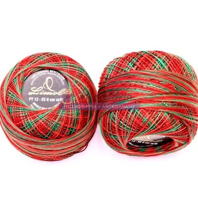 Dois novelos de linha de algodão colorida em tons de vermelho, verde e dourado com etiquetas pretas.