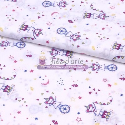 Tecido branco com dinossauros coloridos e padrões de estrelas e triângulos