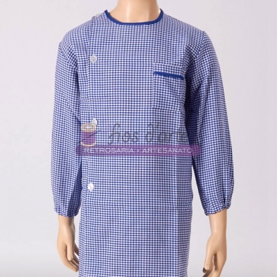 Vestido xadrez azul e branco com mangas compridas e bolso azul