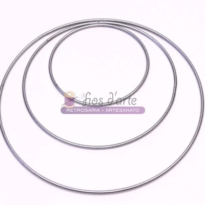 Três aros metálicos circulares de diferentes tamanhos