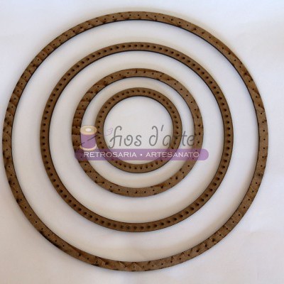Três aros redondos de madeira com furos para artesanato
